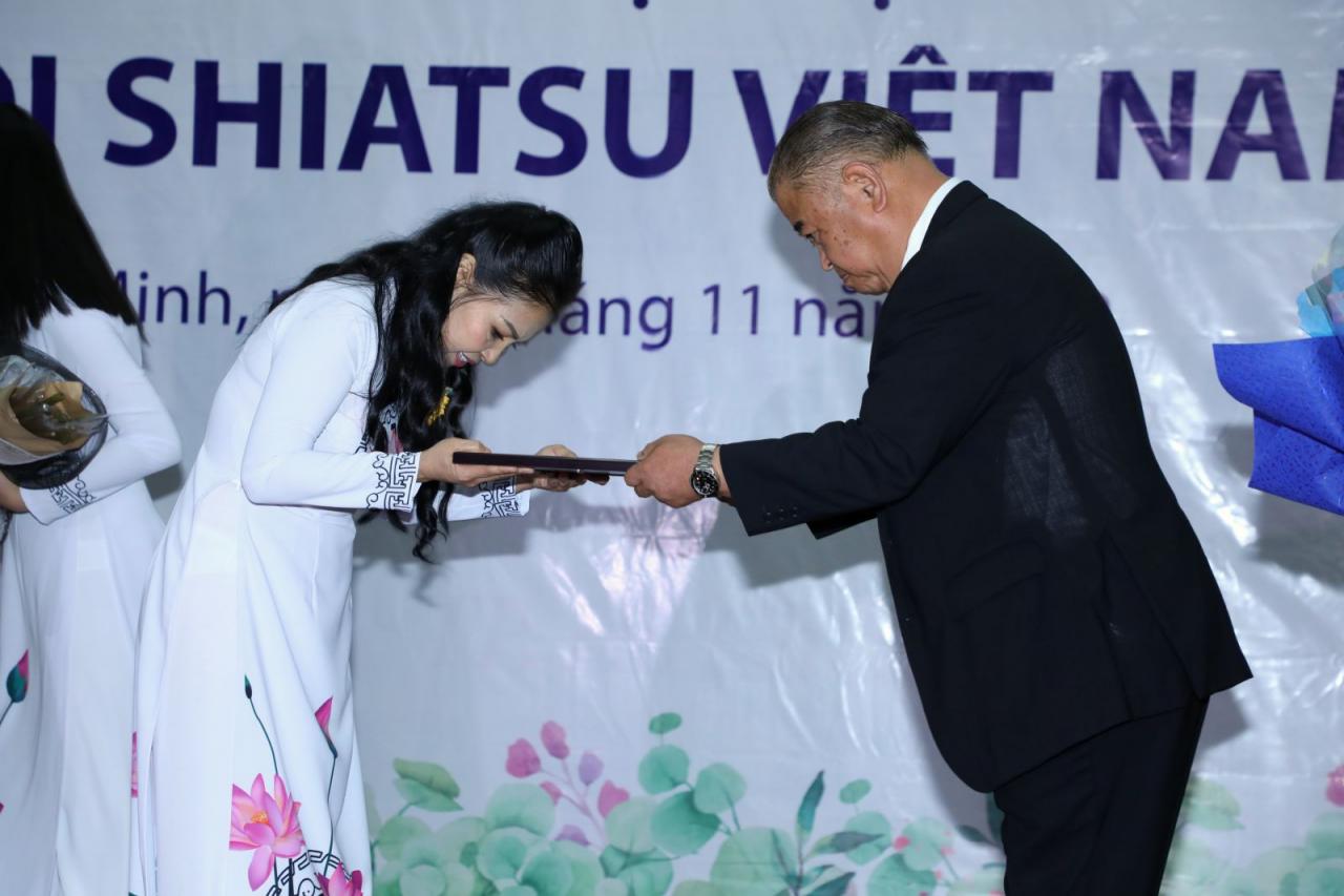 Giáo sư Suetugu Ueno thực hiện nghi thức trao quyết định bổ nhiệm cho bà Trương Thị Ngọc Ánh